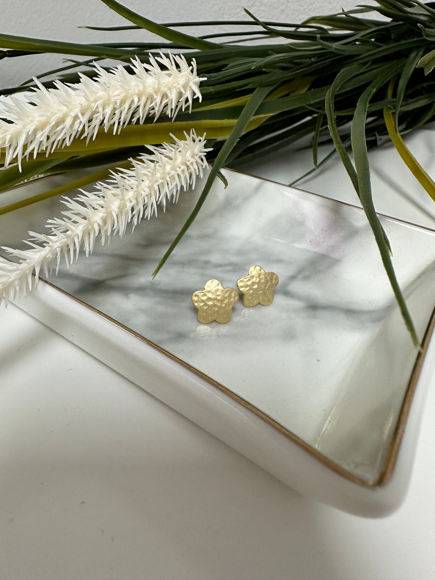 Stud flower earrings