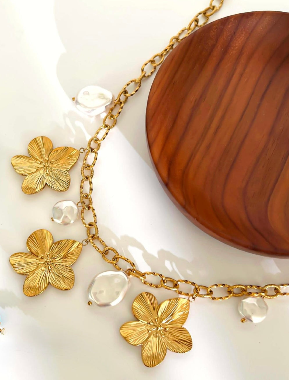 Flowers and pearls necklace