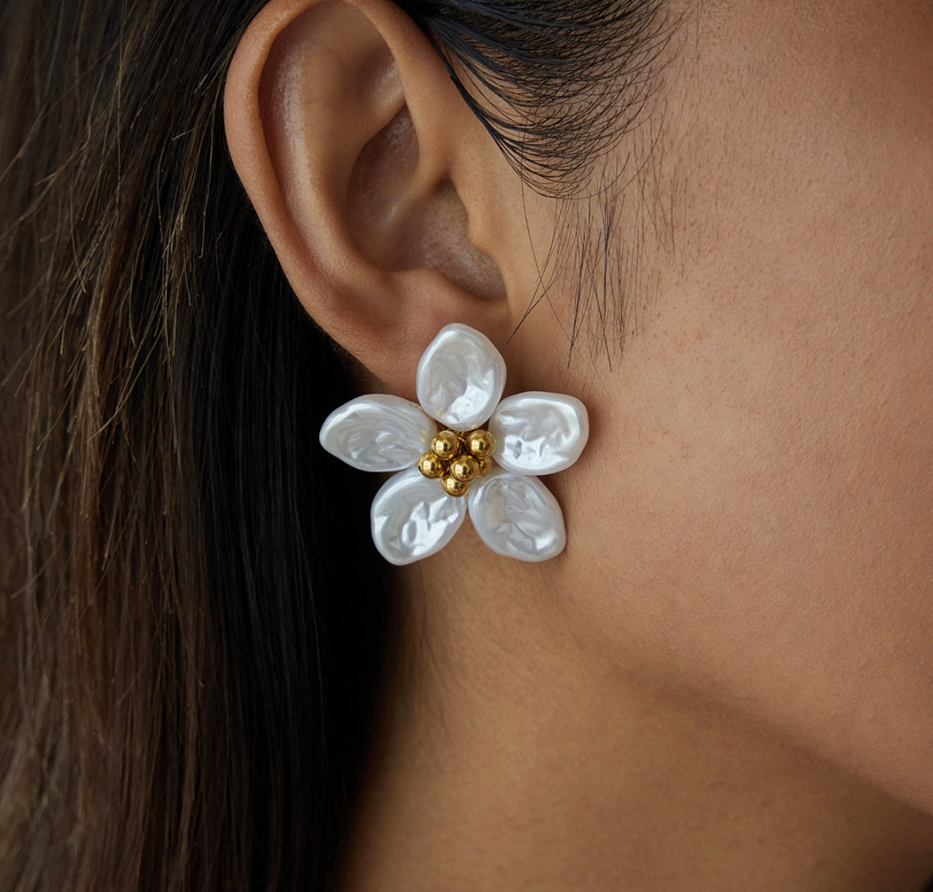 Petal pearls earrings