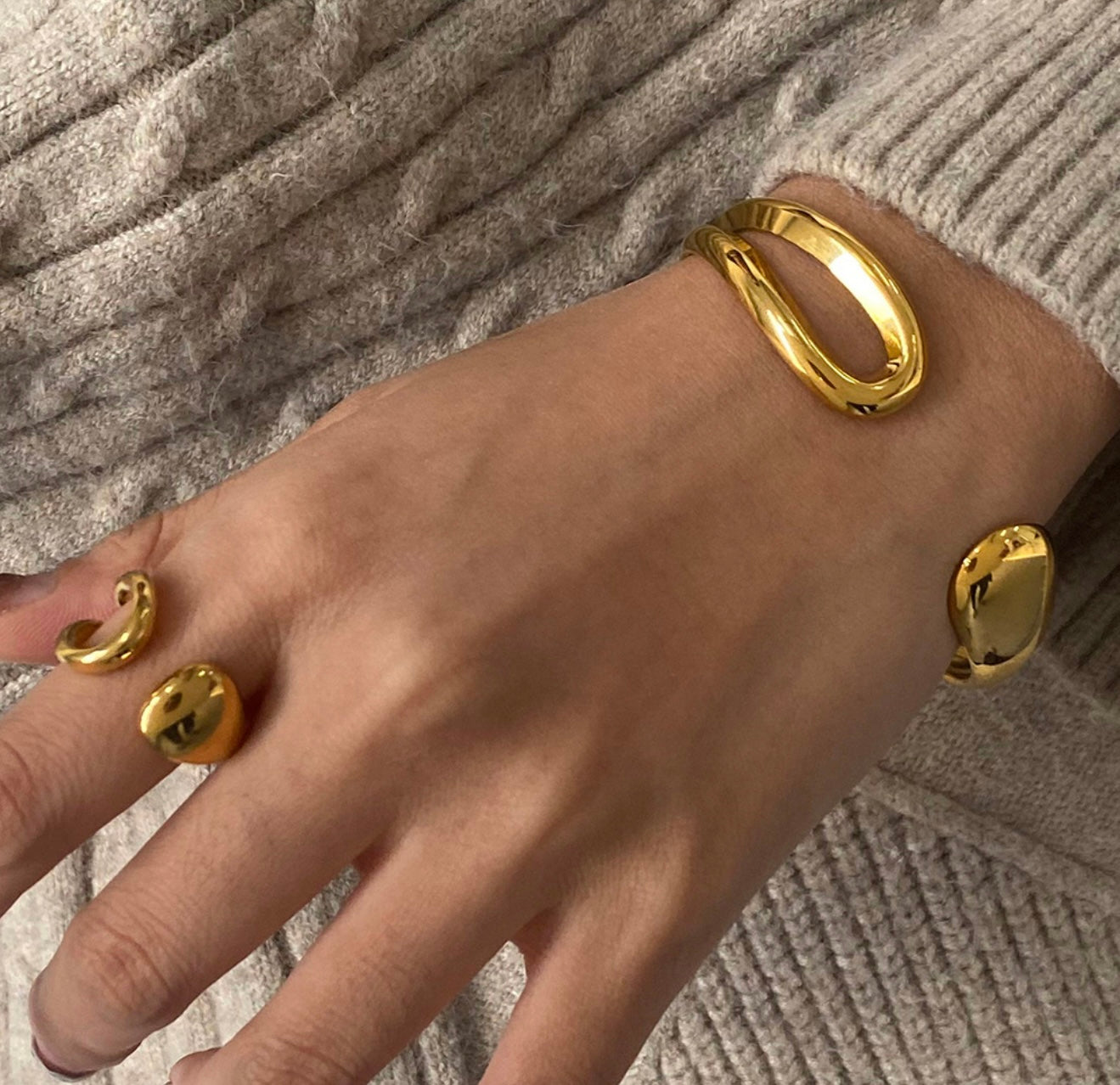 Round bracelet and ring set