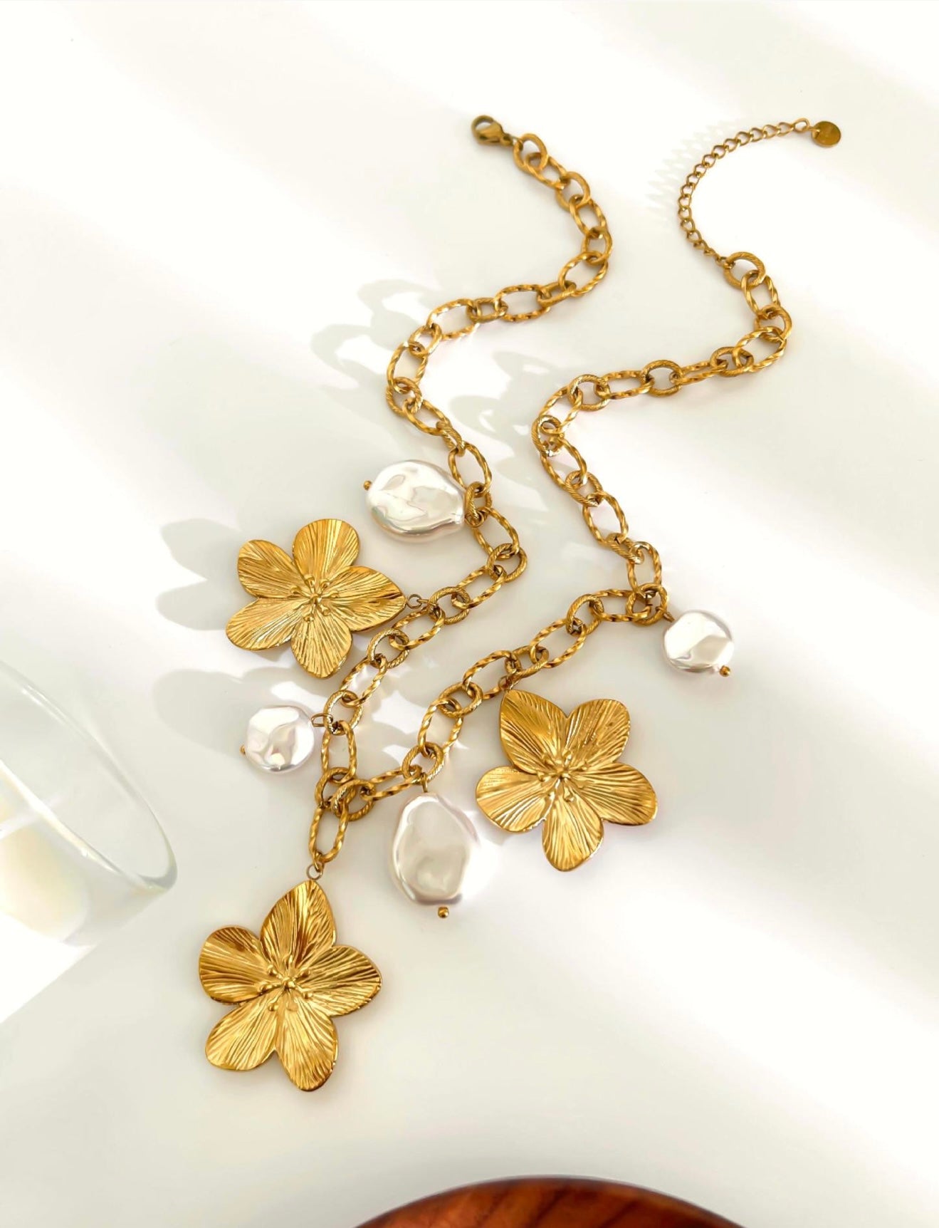 Flowers and pearls necklace